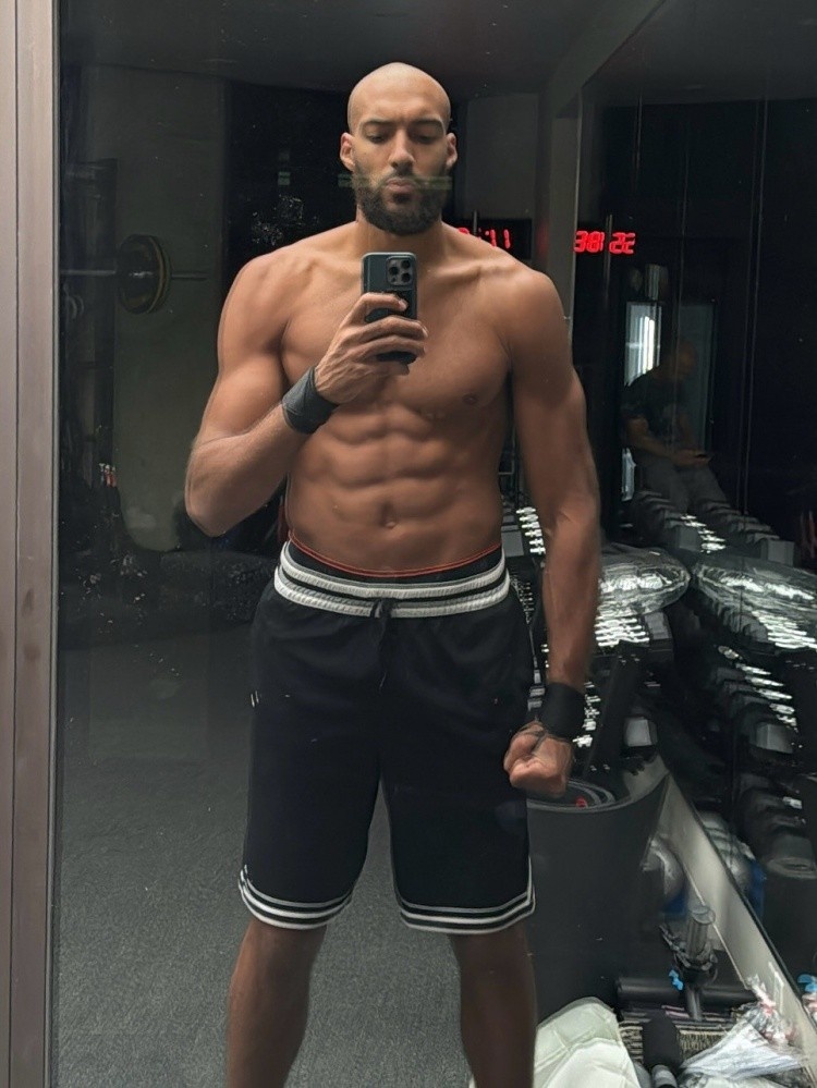 开云体育app安全下载-很皮！戈贝尔晒光头造型 前队友唐斯用法语打趣：兄弟你真秃啦？