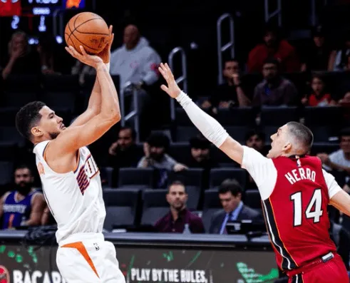 开云体育娱乐app安全-伤病退散！布克末节带伤出战，全场19中6得到24分9篮板9助攻